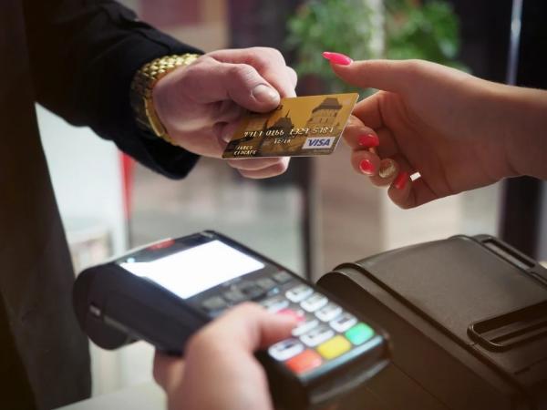 Juros do cartão de crédito chega a 430,5% ao ano, o mais alto desde 2017