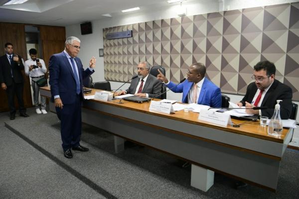 Senador tenta entregar réplica de feto a ministro de Lula