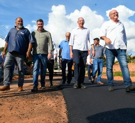 Governo do Estado entrega rede de esgoto, arena esportiva, feira para produtores e lotes em Rio Verde