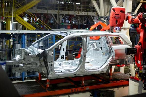 Pesquisa CNI aponta queda no emprego e na produção industrial, em abril