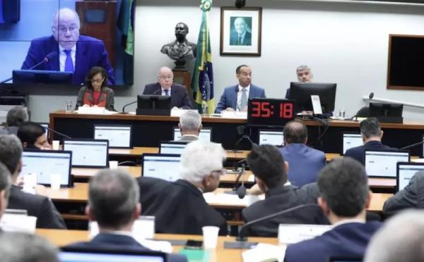 Ministro leva claque para sua oitiva em comissão da Câmara