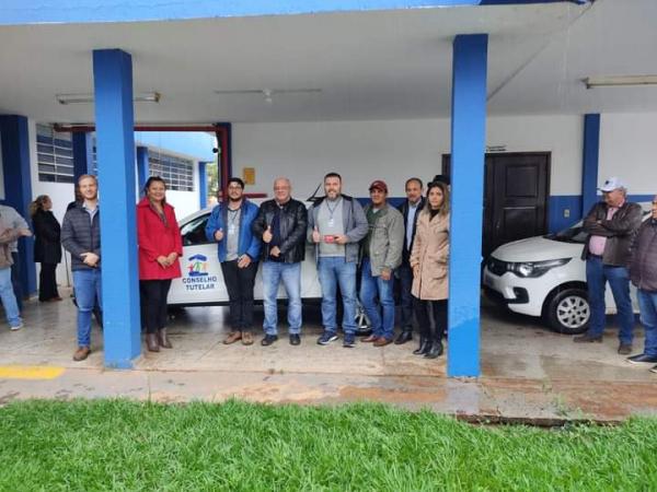 Prefeito Réus faz entrega de veículos adquiridos com recursos próprios 