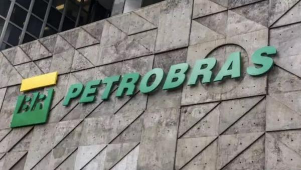 Ações da Petrobras despencam com anúncio de novo corte na gasolina