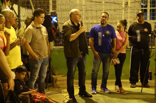 Prefeito Réus e vereador Carlos Pontes prestigiam entrega de uniformes esportivos 