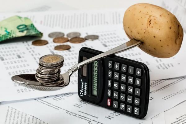 Endividamento cresce e atinge 80% das famílias brasileiras