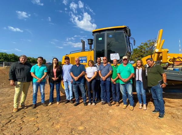 Prefeito Réus entrega moto niveladora para Secretaria de Obras 