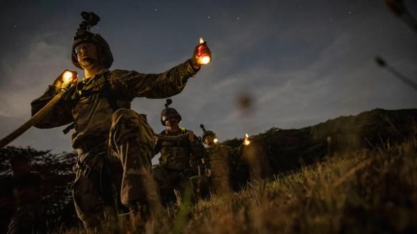Os militares americanos em treinamento ao lado de Brasília