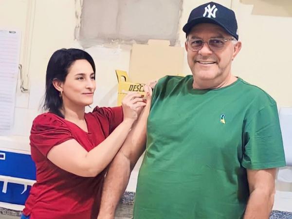 Prefeito Réus coloca em dia carteira de vacinas e dá exemplo 