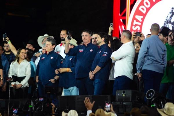 Bolsonaro é ovacionado no palco do Rodeio de Barretos