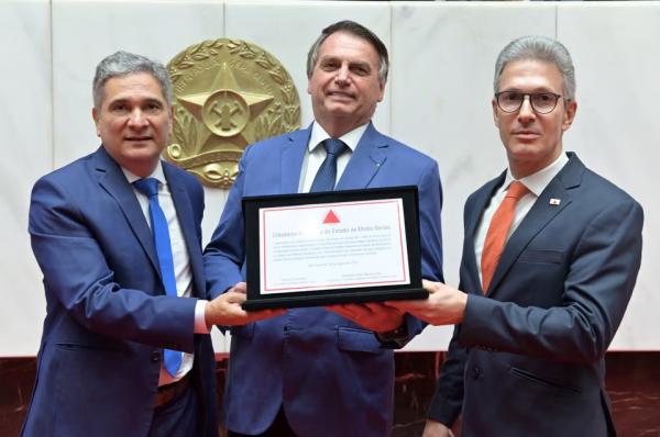 Em evento com Zema, Bolsonaro recebe título de cidadão mineiro