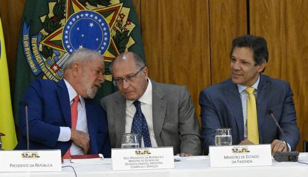 Em vez de cortar gastos, governo procura dinheiro para fazer arcabouço funcionar