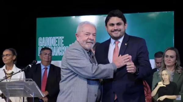 Irmã de Juscelino Filho é alvo de batida da PF; Barroso livra ministro de Lula