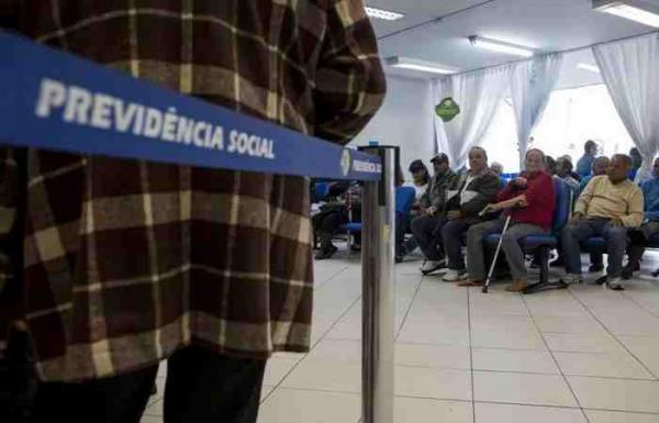 Governo ignora fila do INSS e corta R$12,5 bilhões da previdência