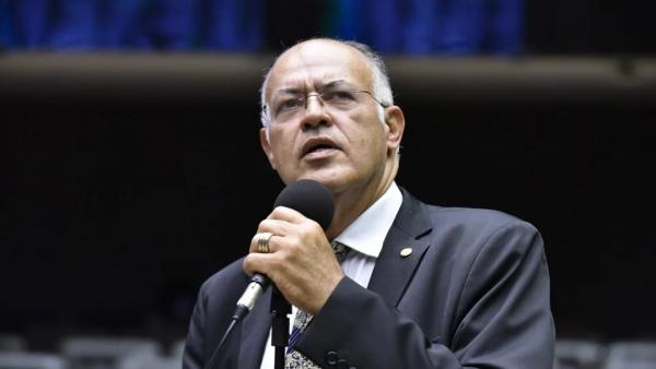 Comissão adia votação de PL que proíbe união homoafetiva