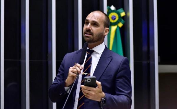‘PT tem as mãos sujas de sangue’, afirma Eduardo Bolsonaro