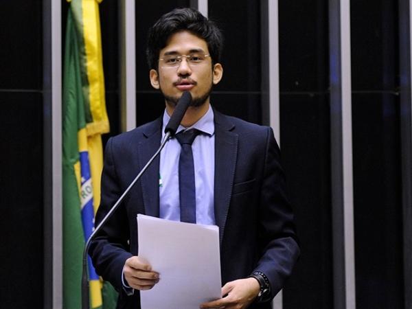 Kataguiri pede impeachment de Dino após reuniões da “dama do tráfico” com o MJ