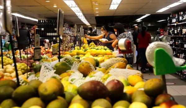 Inflação sobe em novembro; alimentos puxam alta