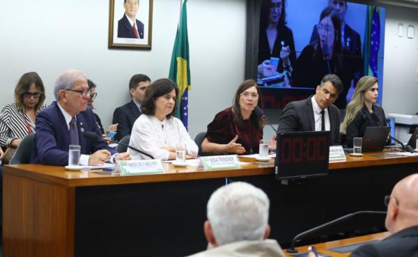 Ministra da Saúde deixa debate na Câmara e foge da oposição