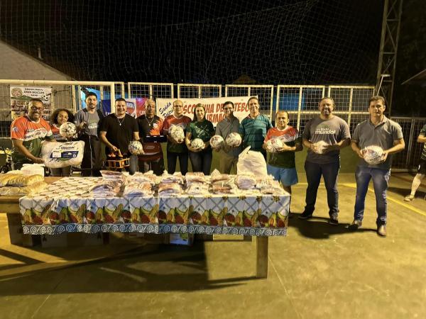 Escolinha II Irmãos Esporte Clube recebeu material esportivo 