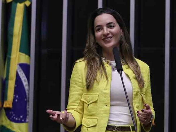 É muito panfleto, deputados