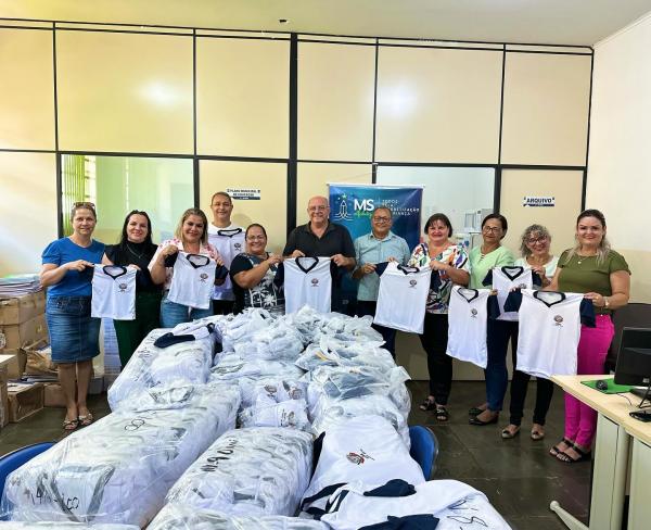 Prefeitura realiza entrega de uniformes escolares de 2024