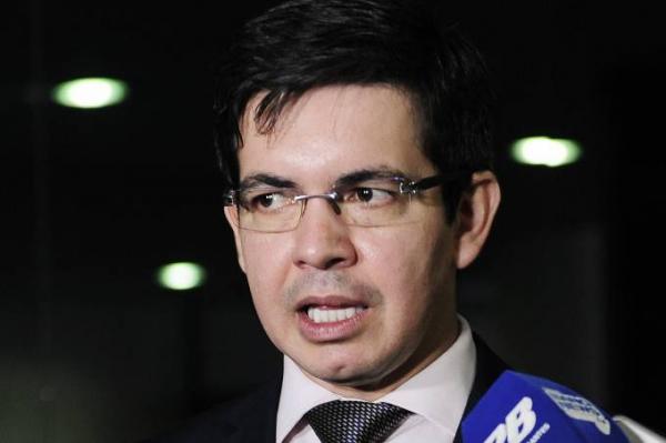 CCJ do Senado aprova fim do foro privilegiado em crimes comuns Proposta foi aprovada em votação-relâmpago na comissão. Texto prevê que parlamentares poderão ser presos por crimes comuns após condenações em 2ª instância