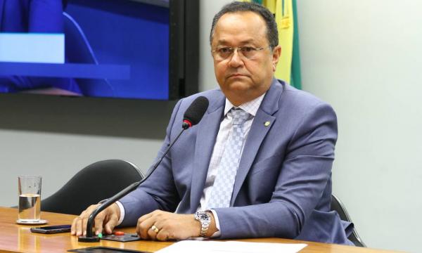 Líder de bancada passa pano para Lula e irrita deputados evangélicos