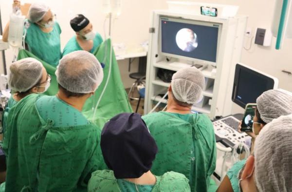 Hospital Regional opera bebê ainda no útero da mãe