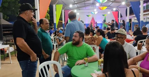 Cantor Leydione embalou carnaval no Mercado do Produtor 