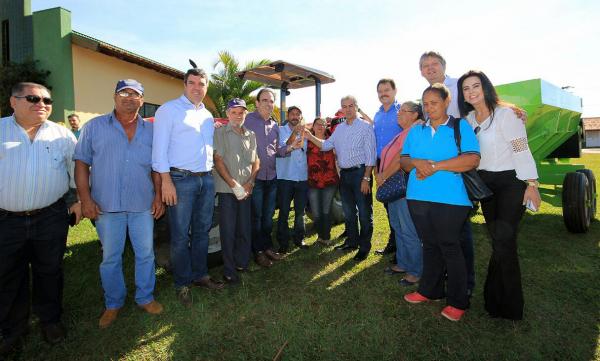 Governador entrega patrulha para Chapadão e beneficia 59 famílias de agricultores