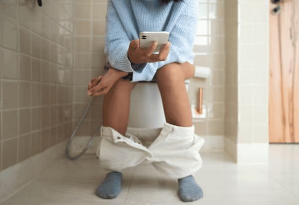 Por que você não deve usar celular no banheiro?