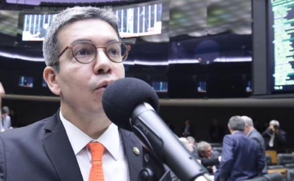 Derrotado, governo ameaça com novo projeto de censura