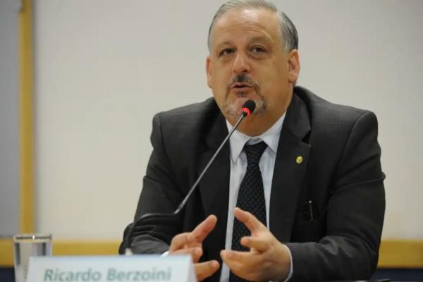 Ex-presidente do PT afirma que governo Lula é ‘analógico’