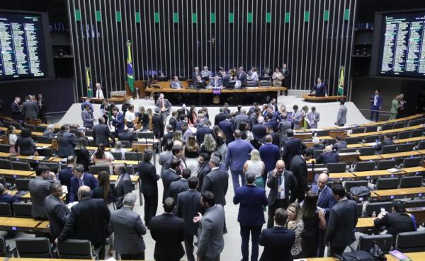 Deputados aprovam texto-base de PL que rege a reforma tributária