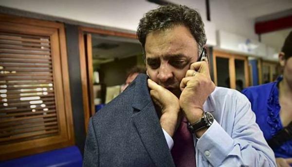 Grampos telefônicos afundam Aécio em “mar de lama”