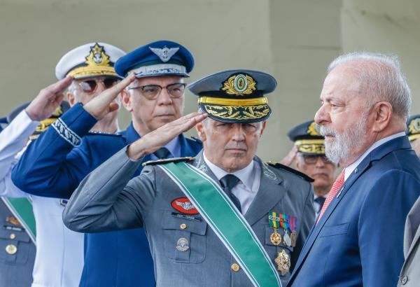 Graças a lula, Exército vai prestar continência ao MST