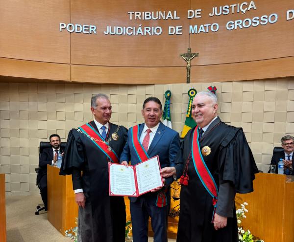 Presidente da ALEMS recebe comenda do Mérito Judiciário do Tribunal de Justiça
