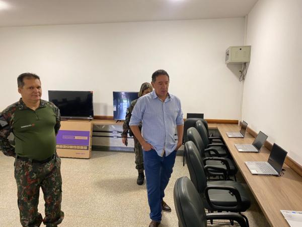 Deputado Gerson Claro entrega equipamentos de informática para Projeto Florestinha