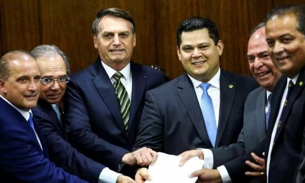Bolsonaro admite apoio a Alcolumbre no Senado