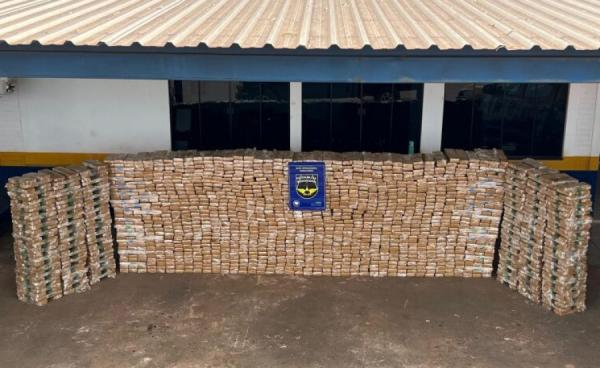 Policiais Militares Rodoviários recebem congratulação de Coronel David pela apreensão de 2 toneladas de maconha em Ponta Porã