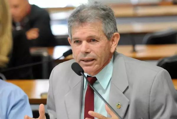 Polícia prende ex-senador e vice do PT de Brasília por pedofilia
