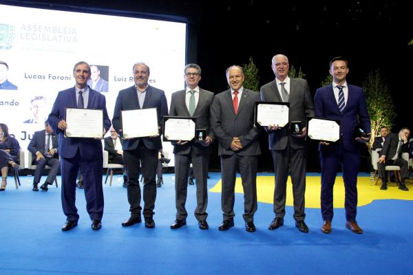 Mochi fez entrega de Título de Cidadão e Comenda do Mérito Legislativo