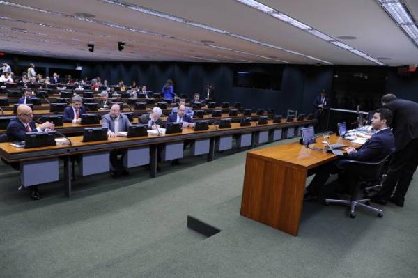 Governo ‘cochila’ e proposta de eleição direta avança em comissão