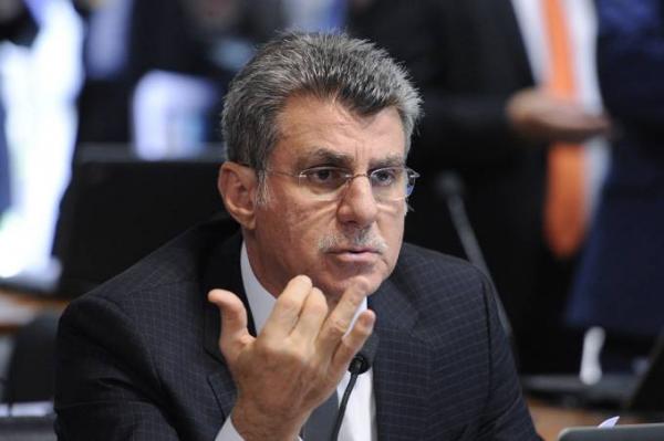 Jucá lê parecer favorável à reforma trabalhista na CCJ do Senado