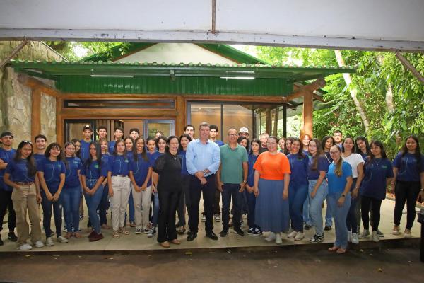 Para encerrar projeto sobre educação política, governador recebe alunos de Paranhos