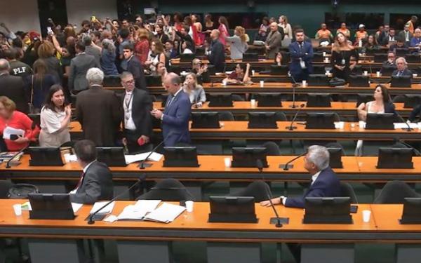 Grupos de esquerda tentam impedir votação da PEC da Vida
