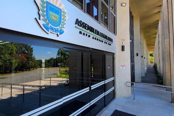 Dezembro inicia com lançamento de livro e governador na ALEMS