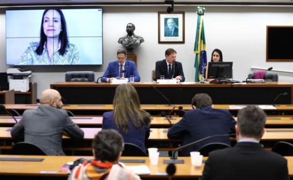 À Câmara, Corina pede que Brasil reconheça vitória de González