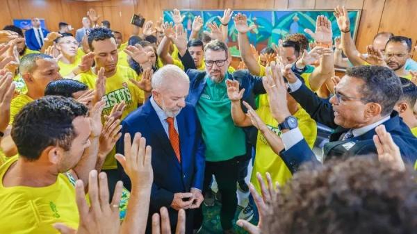Bolsonarista que adulou Lula racha Frente Parlamentar Evangélica