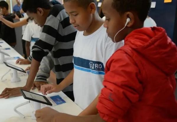 Câmara aprova restrição do uso de celulares nas escolas